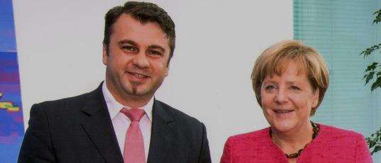 HRVATSKA MATICA ISELJENIKA: Izabrani Mijo Marić nije onaj koji se lažno predstavljao savjetnikom Angele Merkel Mijo Maric i Angela Merkel