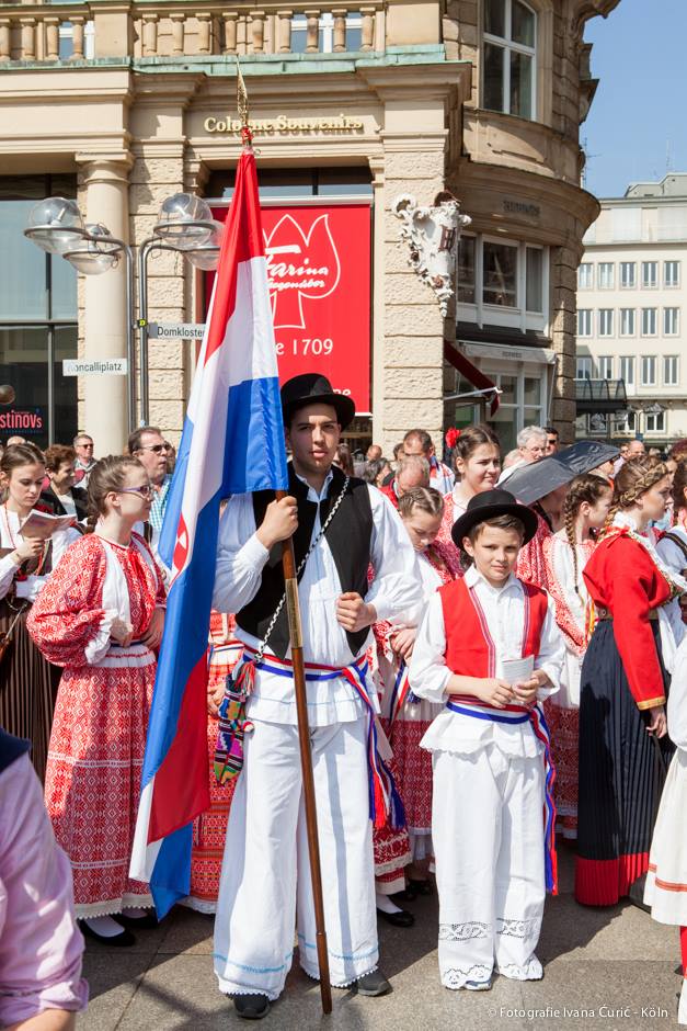 HKM KÖLN SLAVI 60. ROĐENDAN: Neizbrisiv hrvatski trag misije koju je uspostavio fra Krsto Šušnjara Arhivska snimka Tjelovska procesija u Kölnu / Foto: Fenix (Z. Bosnić)