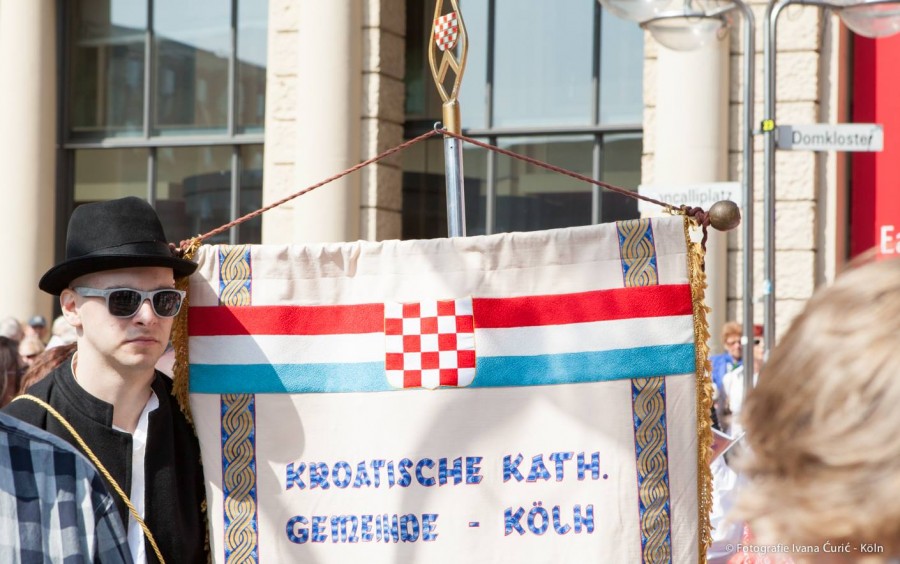 HKM KÖLN SLAVI 60. ROĐENDAN: Neizbrisiv hrvatski trag misije koju je uspostavio fra Krsto Šušnjara Arhivska snimka Tjelovska procesija u Kölnu / Foto: Fenix (Z. Bosnić)