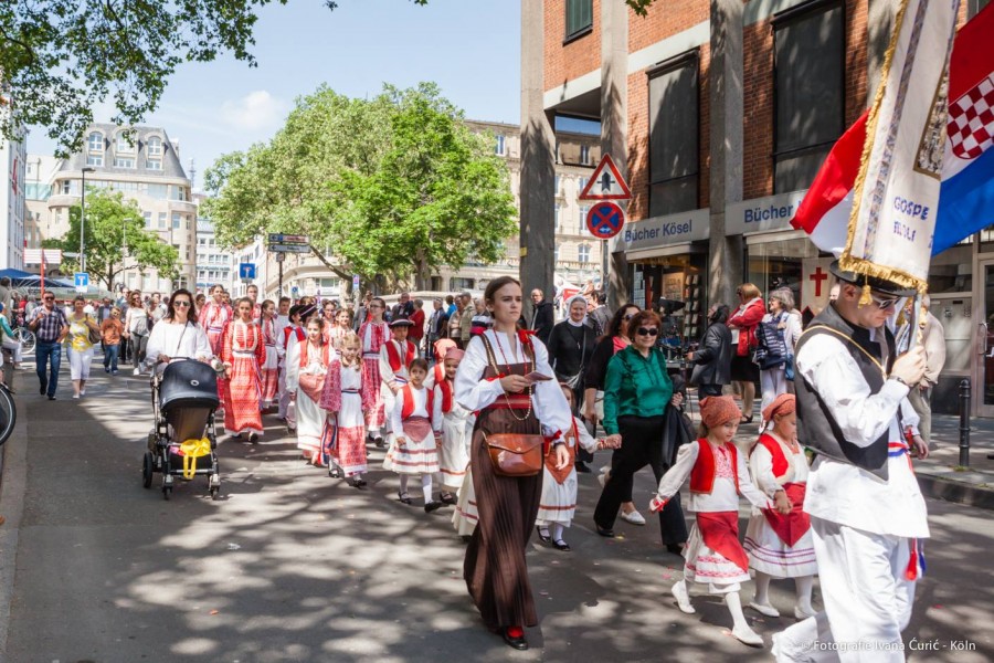 HKM KÖLN SLAVI 60. ROĐENDAN: Neizbrisiv hrvatski trag misije koju je uspostavio fra Krsto Šušnjara Arhivska snimka Tjelovske procesije u Kčlnu / Foto: Fenix