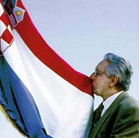 Predsjednik dr. Franjo Tuđman ljubi hrvatsku zastavu na Kninskoj tvrđavi / Foto: Arhiv Hrvatskog memorijalno-dokumentacijskog centra Domovinskog rata