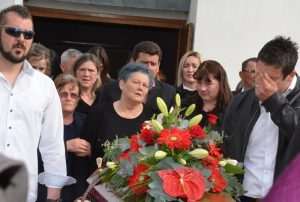 Škabrnjani se oprostili od žene koja je u jednom danu na najokrutniji način izgubila trojicu sinova i supruga SKABRNJA 22.03.2017. Groblje sv. Luka sprovod Eva Segaric