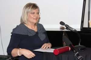 SNJEŽANA HEREK U BEČU PRIMILA NAGRADU METRON Njena je istina jača od svih govora Snježana Herek je prva žena dobitnica nagrade Metron u devet godina koliko se nagrada dodjeljuje