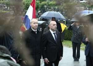 Zagreb, 3.5.2017 -  Obilježena je devetnaesta godišnjica smrti ratnog ministra obrane Gojka Šuška  na gradskom groblju Mirogoj u Zagrebu. Na slici Tomo Medved i Damir Krstičević. foto HINA/ Tomislav PAVLEK /tp