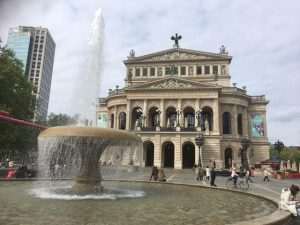 BERLIN/WIESBADEN/FRANKFURT/DARMSTADT: Nastavljen blagi pad broja oboljelih od koronavirusa, kazališta otkazuju predstave, najava prosvjeda u Frankfurtu
