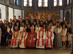 KÖLN Biskup Ilija Janjić podijelio sakrament Svete Potvrde hrvatskim krizmanicima krizma koln