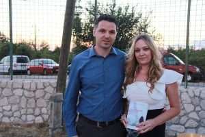 FOTO Publicisti i književnici u Galovcu na predstavljanju novog romana Marijane Dokoza kazali: Riječ je o intrigantnoj i napetoj priči Načelnik Općine Galovac Marin Gulan i autorica romana Tragovi Marijana Dokoza
