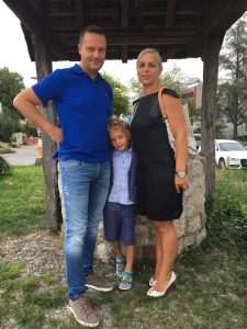 Dječak Leo iz Švicarske nije mogao suzdržati emocije kad je vidio hrabre pakoštanske vatrogasce Martina sa suprugom i sinom