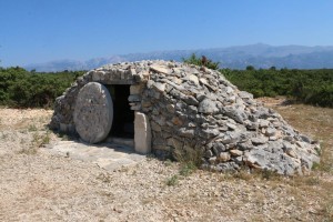  Za izgradnju Kristova groba na 14. postaji iskorištena je osmatračnica koju su hrvatski bojovnici koristili tijekom Domovinskog rata