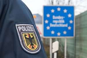 OD PONOĆI POČELE KONTROLE NA SVIM NJEMAČKIM GRANICAMA: Uglavnom bez gužvi i u skladu s najavama o zaustavljanju "neregularnih migracija, krijumčara i kriminalaca te prepoznavanju islamista u ranoj fazi" Njemačka granična policijan (ILUSTRACIJA) / Foto: Polizei