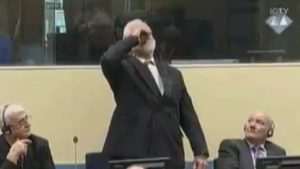 General Praljak ispija otrov