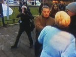 Incident prije presude Ratku Mladiću, muškarac došao sa srpskom zastavom Foto: Radio Sarajevo