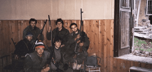 Hrvati u Australiji i Novom Zelandu emotivno dočekali hrvatske branitelje i predstavu "Kako smo branili Vukovar - bitka za Vukovar" Sajmište, listopad 1991.: u prvom redu Kutnjan Petar Gelo (živ), iza njega s plavom kapom Damir Markuš Kutna, dva Vukovarca, Viktorin Jurić Paša i Igor Široki Igi. U sredini Tomislav Lesić Dok, ubijen na Ovčari, i Viktorin Jurić Paša
