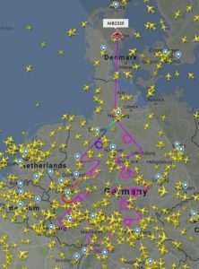 U BLAGDANSKOM RASPOLOŽENJU: Pilot "nacrtao" veliko božićno drvce iznad Njemačke Foto Twitter