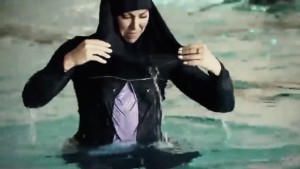 muslimanka u bazenu