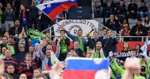 Borut Pahor u Zagrebu gledao utakmicu Slovenije te izjavio: Vjerujem u dijalog s Hrvatskom Pahor je navijao za svoju reprezentaciju na utakmici protiv Crne Gore / Foto: Twitter