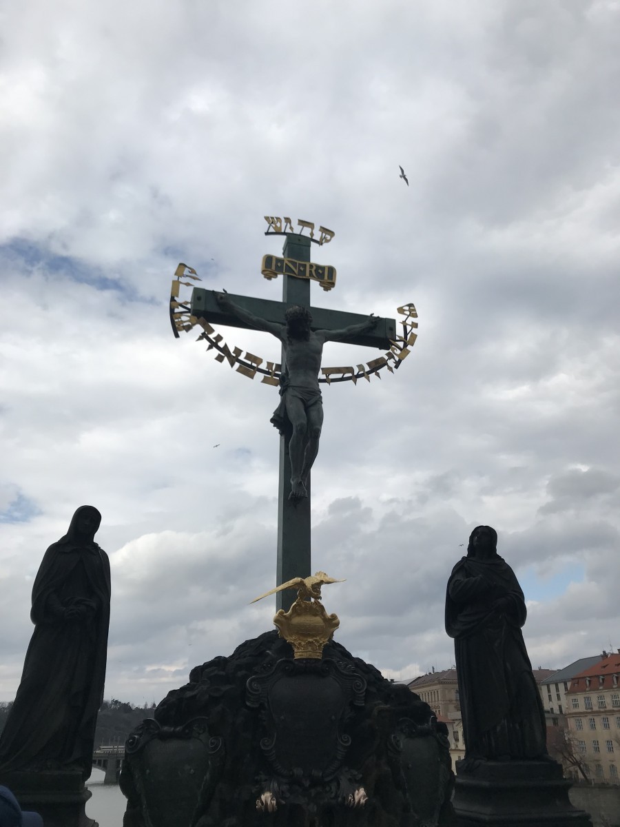 Križ na Karlovu mostu u Pragu / Foto: Fenix
