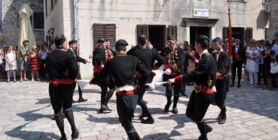 KATARINA H. KOTROMANIĆ: I to su te slobode, ma koja Bokeljska mornarica! Bokeljska mornarica kolo Kotor Kotor