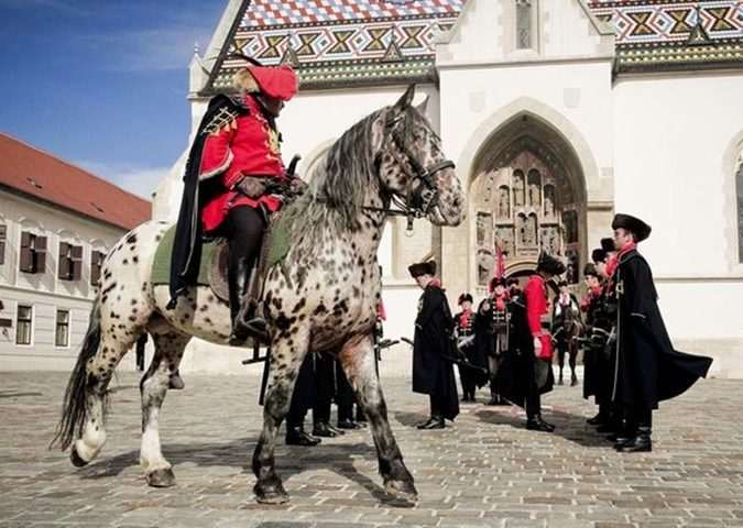Na Dan državnosti počasna satnija Kravat pukovnija na Zagrebačkim ulicama Kravata pukovnija