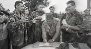 Preminuo general Petar Stipetić, pobjednik kojem se predao čitav korpus tzv. JNA Predaja jugosrpske vojske_Petar Stipetic