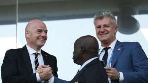 Predsjednik Fife Gianni Infantino i predsjednik HNS-a Davor uker sa predsjednikom nogoemtnog saveza Nigerije / Foto: HINA