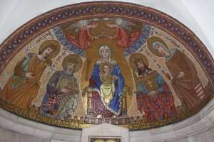 Blagdan Velike Gospe, svetkovine Uznesenja Blažene Djevice Marije na nebo - sretan imendan svim Marijama, Marama, Maricama, Marijanama, Marijima, Marinima, ... Detalj unutrašnjosti crkve Gospina usnuća u kojoj se nalazi i hrvatski grb / Foto: Fenix