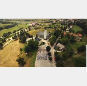 (VIDEO) Svečana pjesma "Pradidove riči" - pjesma mladih koja nikog ne ostavlja ravnodušnim Šuica iz zraka / Foto:Župa Šuica