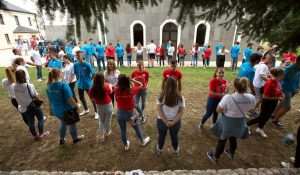 (VIDEO) Svečana pjesma "Pradidove riči" - pjesma mladih koja nikog ne ostavlja ravnodušnim Susret mladih Šuičana 2018. / Foto: Župa Šuica