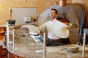 Smiljan Ćorić iz Švicarske je višestruki prvak u akrobatskom pripremanju pizza i treći na Svjetskom prvenstvu 2000. godine 