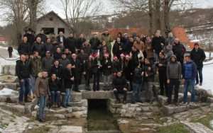 (VIDEO) Čestitanje Božića na čuvenom izvoru Svekar vode u Mišima na Buškom blatu Božićna čestitka na izvoru Svekar vode / Foto: Fenix