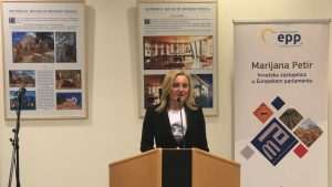 U ČAST MAJCI TEREZI U BRUXELLESU: Otvorena izložba "Svetica iz Skopja, svetica svijeta“ u organizaciji Marijane Petir Marijana Petir tijekom otvaranje izložbe o Majci Terezi / Foto: fenx - Ured MP