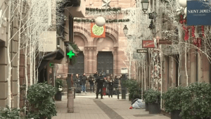 (VIDEO) KRVAVI ADVENT U STRASBOURGU: U terorističkom napadu na Božićnom sajmu ubijene tri osobe od kojih je jedan tajlandski turist, ranjeno njih 11, terorist još u bijegu Policija čuva prilaze katedrali u Strasbourgu / Foto: Screenshot DNA