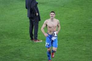 ANDREJ KRAMARIĆ: Zamišljao sam da ću postići malo ljepši gol za rekord Prije nego je obukao pripremljenu maju+icu za rekord, Kramarić je otrčao baciti dres navijačima / Foto: Fenix