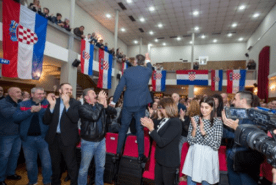 MILINOVIĆ U GOSPIĆU PROTIV SADAŠNJEG HDZ-a: ''Plenkoviću, je li ti sada žao što si me izbacio iz HDZ-a?' Milinović se u jednom trenutku popeo na stolicu na kojoj je nedavno sjedio premijer Plenković / Foto:PreslikSlobodnaLika