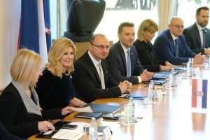 Steinmeier u Zagrebu: Hrvatska je “most” između europskog bloka i zemalja jugoistočne Europe s kojom je veže zajednička prošlost Hrvatski veleposanik u Njemačkoj Gordan Grlić Radman u Zagrebu je s njemačkim predsjednikom i hrvatskom predsjednicom