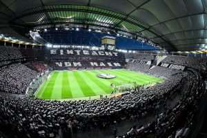 Frankfurt slavi uspjeh Eintrachta, svi se dive koreografiji i navijanju navijača "u srcu Europe" Sjajna koreografija navijača na stadionu "u srcu Europe"