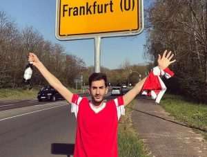 Frankfurt slavi uspjeh Eintrachta, svi se dive koreografiji i navijanju navijača "u srcu Europe" Navijač Benfice sam se našalio na svoj račun / Foto: Twitter