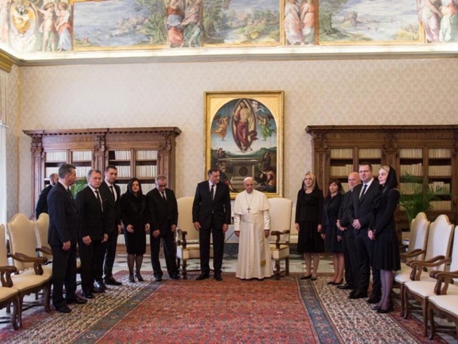Papa Franjo u Vatikanu primio Milorada Dodika: Dodik naglasio kako je potrebno nastaviti suradnju s katoličkom crkvom Zajednička fotografije pape Franje sa Miloradom Dodikom i njegovom pratnjom / Foto: RTRS