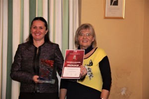 AUSTRIJA: Hrvati i hrvatske udruge predstavljeni i u Beču S. Herek predaje Domovnicu čelnici HAZ-a A. Manestar (lijevo)