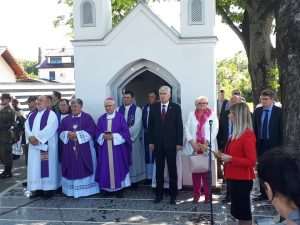 (FOTO) ZAVRŠENI "DANI SJEĆANJA 2019." / Biskup Komarica: Ponos i sjećanje na žrtve ovog kraja obvezuje nas na snagu zajedništvo Biskup Komarica predvodio je sv. misu na Nuića groblju na kojoj je bio i Dragan Čović/ Foto: Fenix (P.Jazvić)