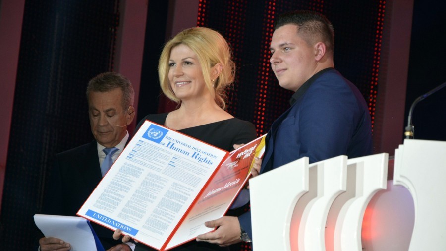 MOSTAR: Zlatku Daliću i sedorici "Vatrenih" povezanih s BiH dodjeljen Večernjakov pečat za Osobe godine Predsjednica RH Kolinda Grabar-Kitarović prisustvovala je svečanosti dodjele nagrade "Večernjakov pečat 2019" / Foto: Hina/FENA