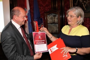 Predsjednik Austrijskog društva za kroatistiku prof. dr. Georgu Holzeru prima Domovicu od Snježane Herek / Foto: Fenix