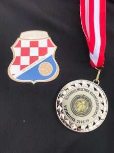 ZAVRŠNICA MALONOGOMETNOG PRVENSTVA AUSTRIJE: NK Herceg Bosna Tirol poklekla u finalu, Hrvati tijesno poraženi od momčadi Pharaohs Grb NK Herceg Bosna Tirol i austrijska srebrena medalja / Foto: Fenix