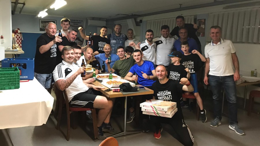 FANTASTIČAN PROLJETNI DIO SEZONE: NK Posavina Basel bez poraza ušla u 3. Švicarsku amatersku ligu regije Basel Proslava osvajanja prvog mjesta Posavine Basel / Foto: Fenix (J.Mijić)