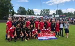 (VIDEO I FOTO): Više od 2.500 gledatelja pratilo utakmice 30 momčadi na turniru Croatije München, nastupile mažoretkinje a iz Frankfurta stigli veterani Croatije Zajednička slika veterana Croatije iz Münchena i Frankfurta / Foto: Fenix