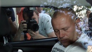 (VIDEO) UHIĆENJA U ZAGREBU I LJUBUŠKOM: U policijskoj akciji 'Tebra' dosad uhićeno 16 osoba Zagreb, 05.07.2019 - Pripadnici policije u automobilu privode osumjnjièene u akciji "Tebra" koji su jutros uhiæeni u Hrvatskoj. foto HINA/ Damir SENÈAR/ds