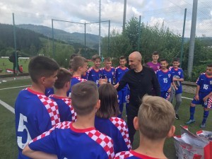 Petar Krpan u razgovoru sa igračima HSK Njemačke / Foto: Fenix