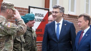 Premijer Plenković posjetio hrvatske vojnike u Poljskoj - Poljaci ih vole Hrvatski premijer Andrej Plenković zajedno s potpredsjednikom vlade i ministrom obrane Damirom Krstičevićem posjetio je u četvrtak na sjeveroistoku Poljske hrvatske vojnike, pripadnike 4. kontingenta koji su u sastavu multinacionalne borbene skupine u sklopu ojačane prednje prisutnosti NATO-a / Foto:Hina