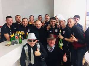 Trener Mutapcic (desn),sa igracima i clanovima  Zrinskog