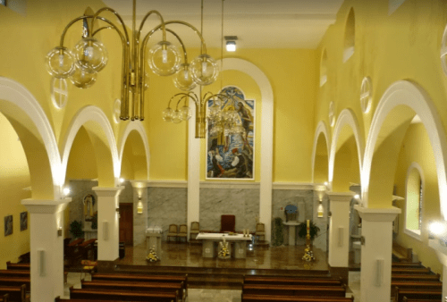 HRVATSKI ISELJENICI U RODNOM KRAJU: Val iseljavanja iz župe Podhum na Buškom blatu doživio kritične razmjere Unutrašnjost prostrane crkve sv. Ive Krstitelja u Podhumu / Foto: Selo Miši